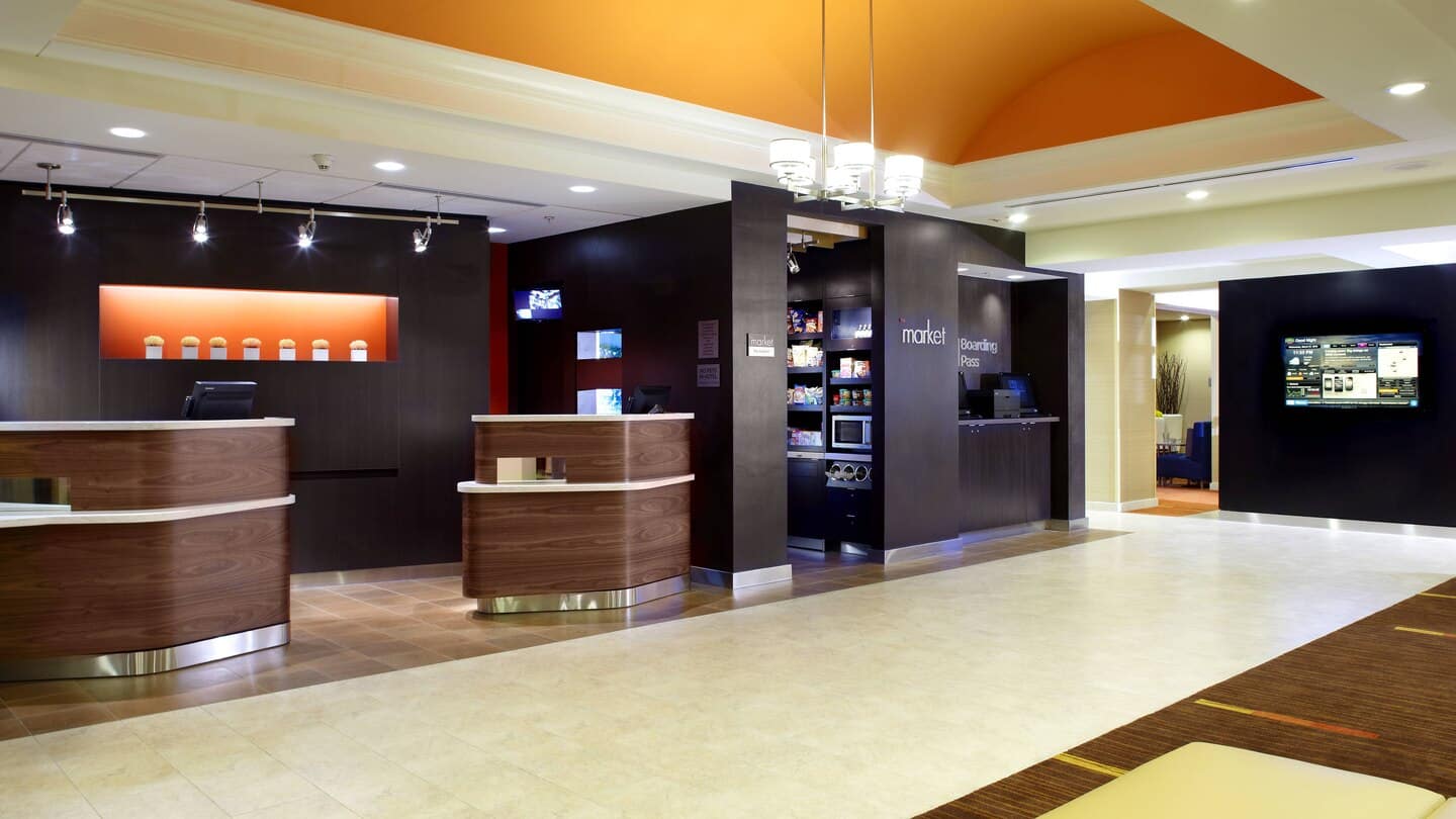 Courtyard by Marriott Altoona desk