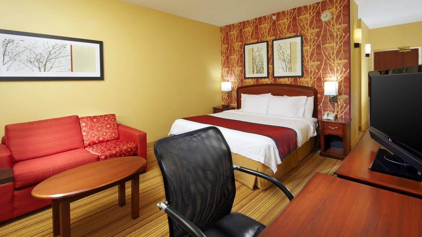 Courtyard by Marriott Altoona guestroom