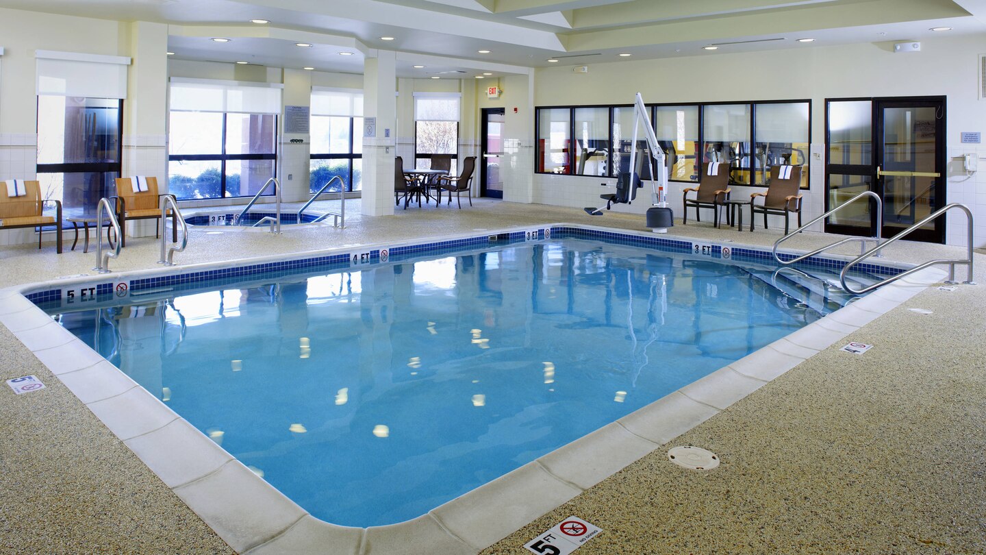 Courtyard by Marriott Altoona pool