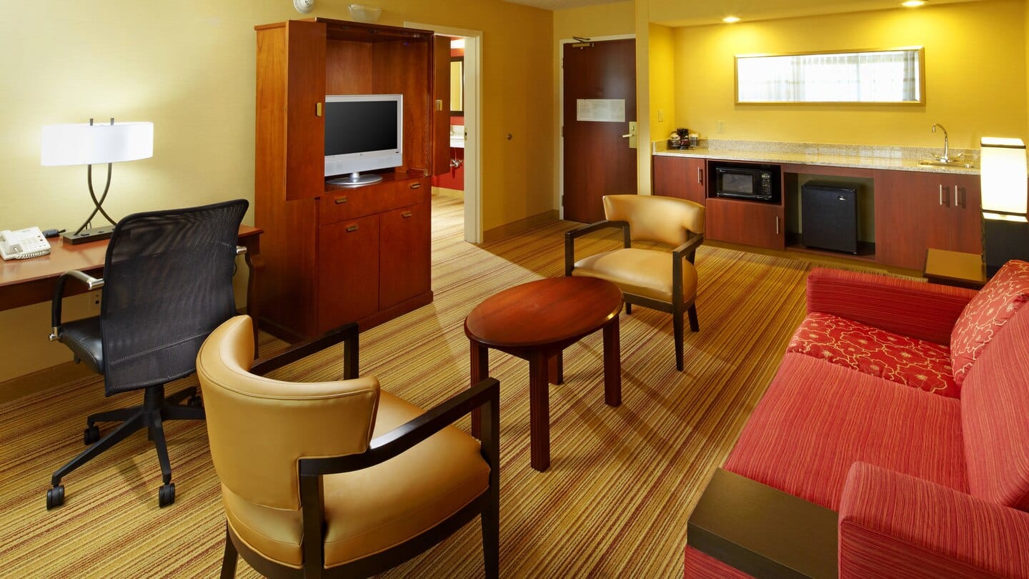 Courtyard by Marriott Altoona suite