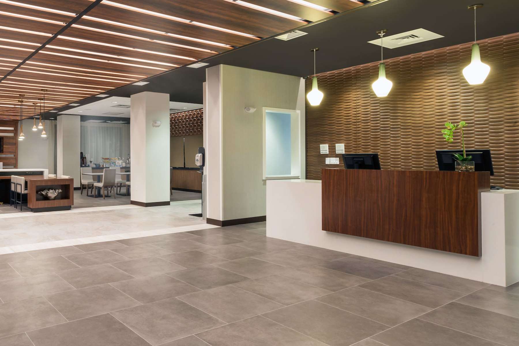 wingate-altoona_lobby_view_1